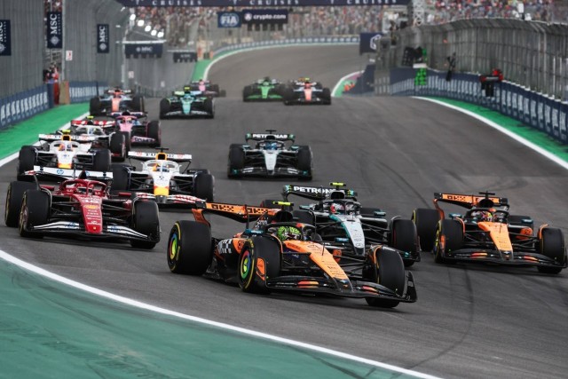  és  - Norris Brazíliában is simán győzött és elhúzott a bajnokságban, Verstappen a bokszból lett 3.